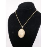 A 9CT GOLD LOCKET AND CHAIN. (19g)