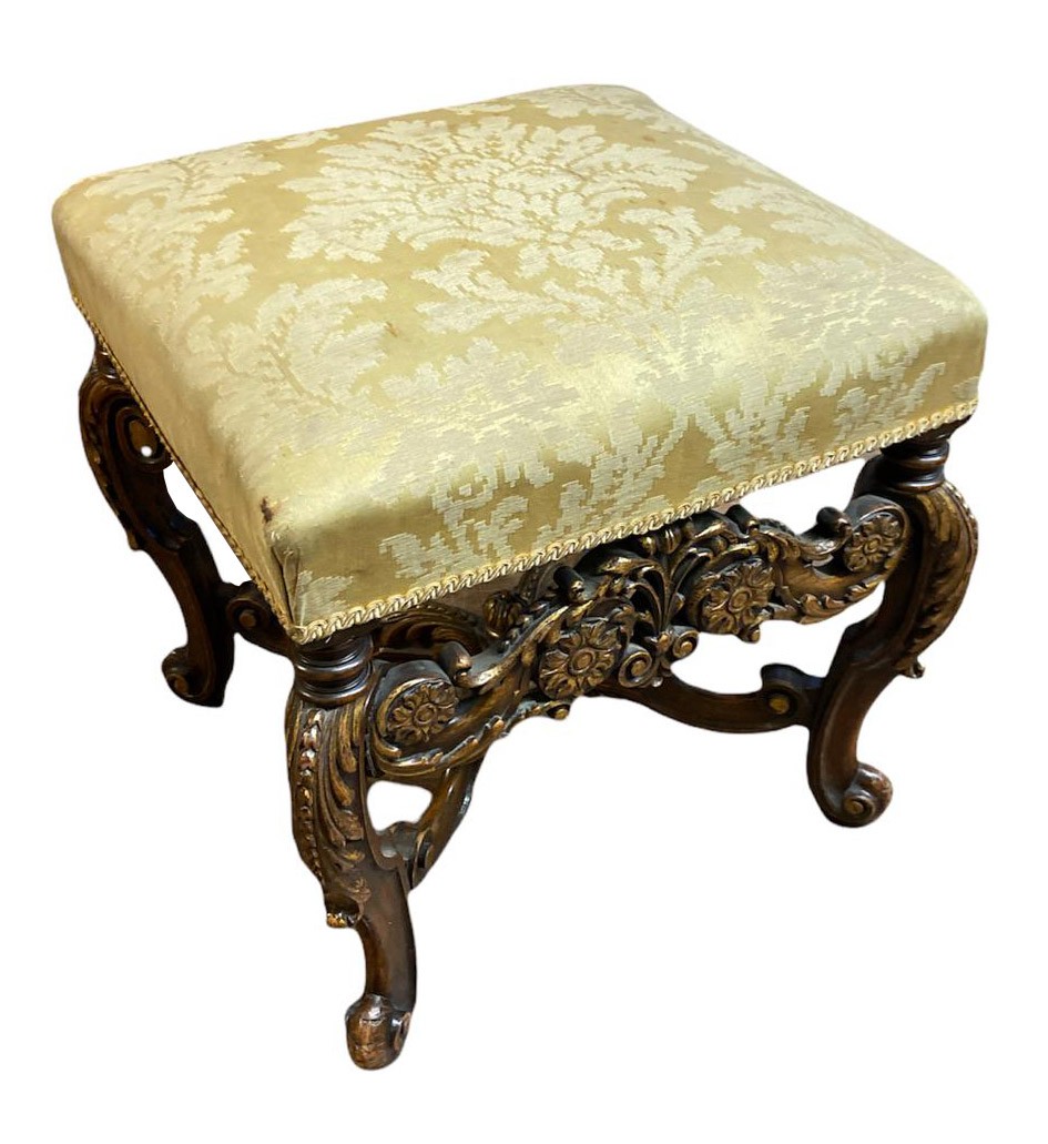 AN 18TH CENTURY STYLE WALNUT AND PARCEL GILT STOOL With upholstered overstuffed seat, on slender - Bild 2 aus 2