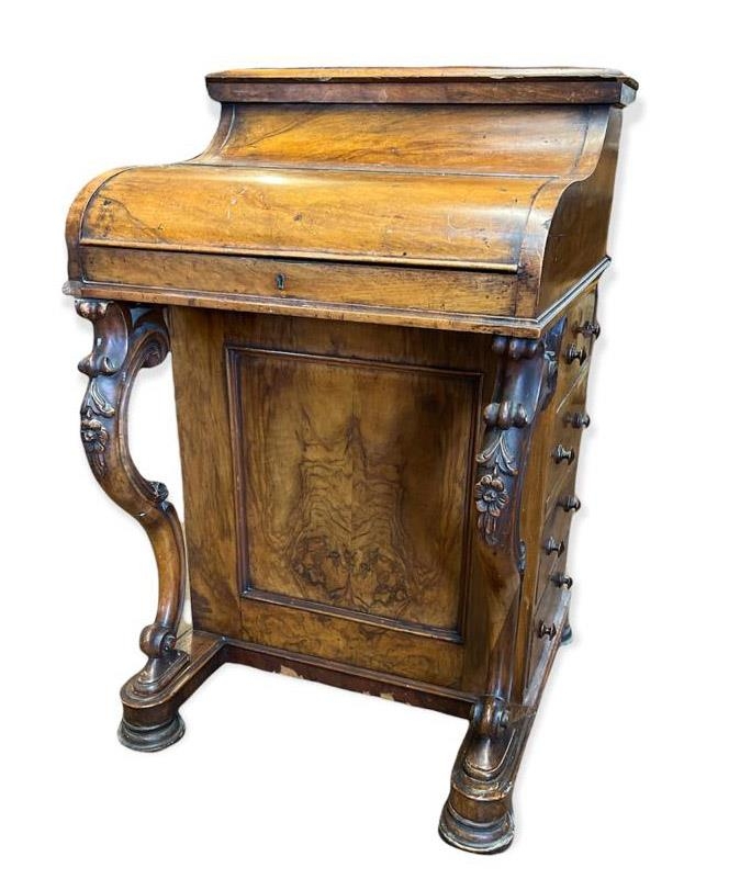 A VICTORIAN WALNUT POP-UP PIANO FRONT DAVENPORT DESK The fitted interior above carved cabriole - Bild 2 aus 2