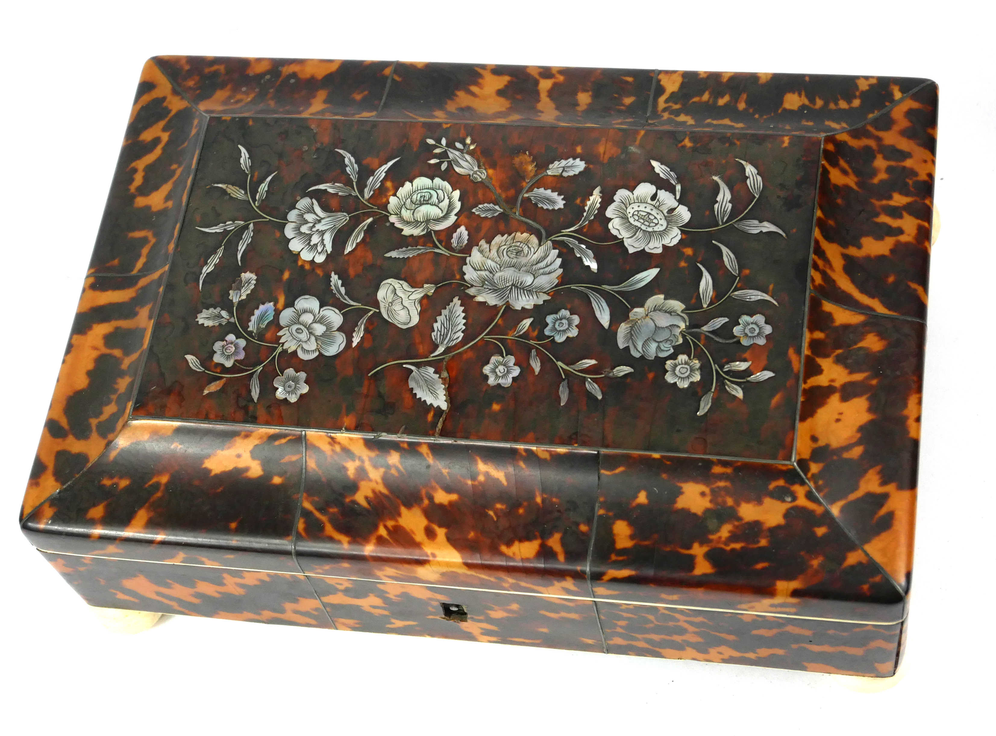 A FINE MID VICTORIAN TORTOISESHELL RECTANGULAR JEWELLERY CASKET The cover inlaid with mother of - Bild 2 aus 3