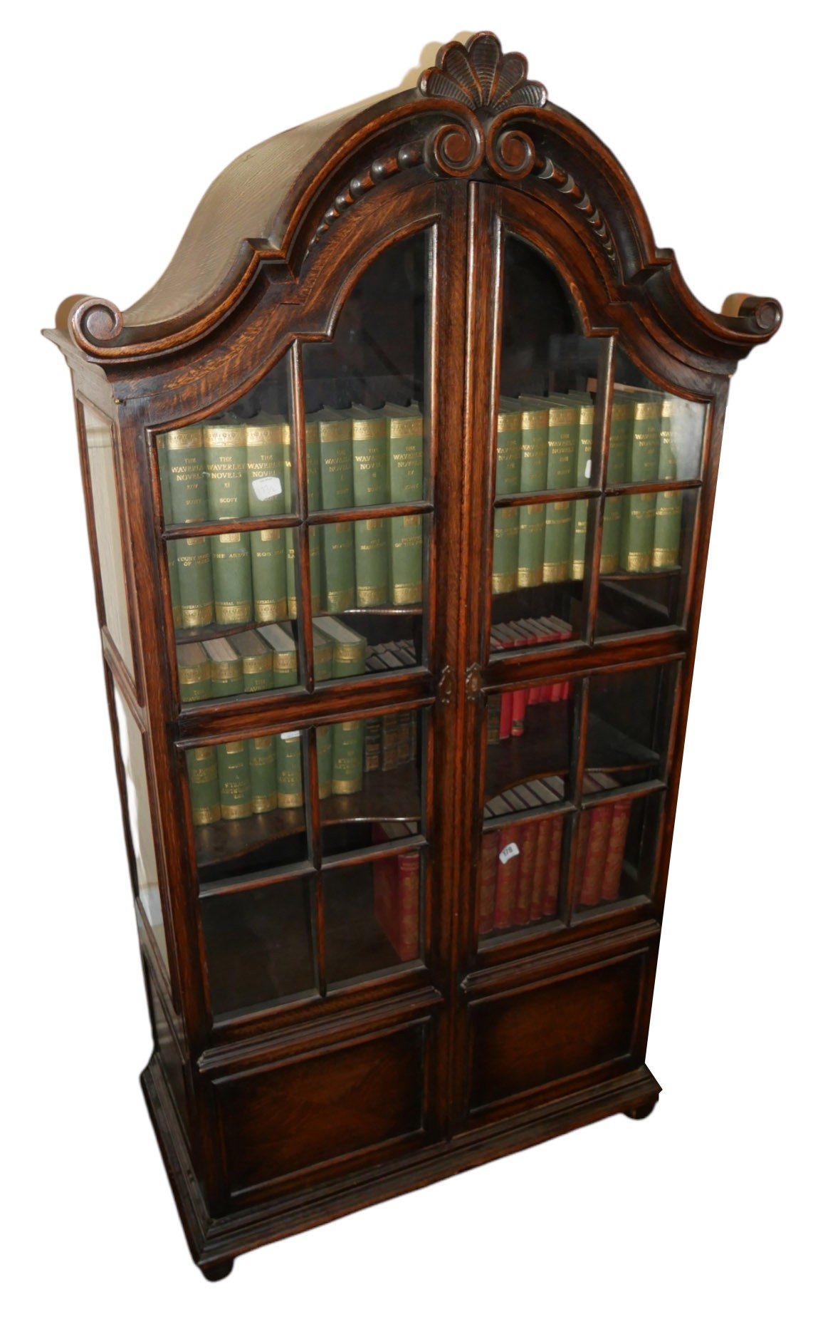 AN EARLY 20TH CENTURY DUTCH OAK DOMED TOPPED DISPLAY CABINET With shell cartouche above two glazed - Bild 2 aus 2