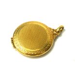 AN EARLY 20TH CENTURY 18CT GOLD LOCKET Spherical form with a hinged mechanism and fine textured