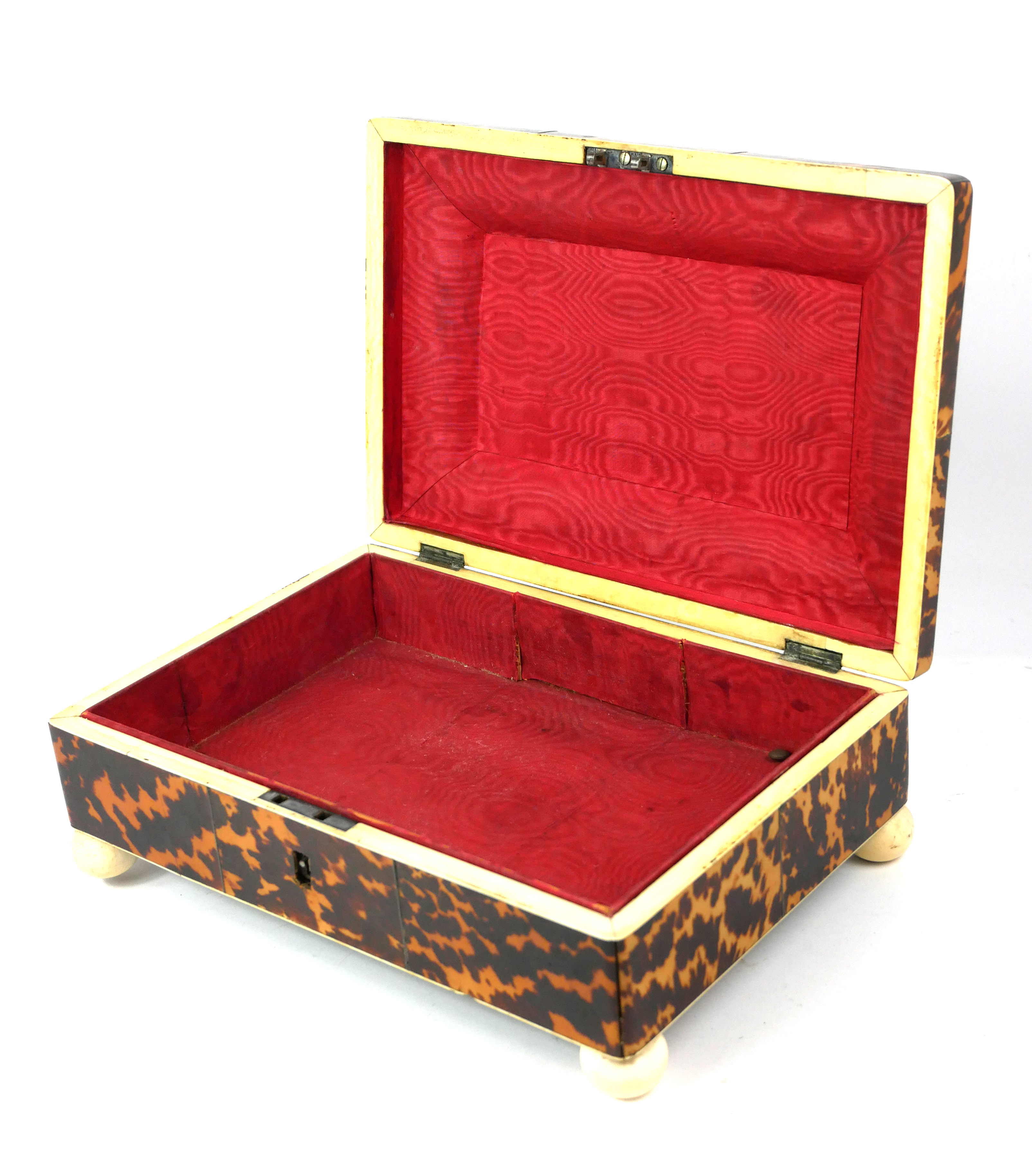 A FINE MID VICTORIAN TORTOISESHELL RECTANGULAR JEWELLERY CASKET The cover inlaid with mother of - Bild 3 aus 3