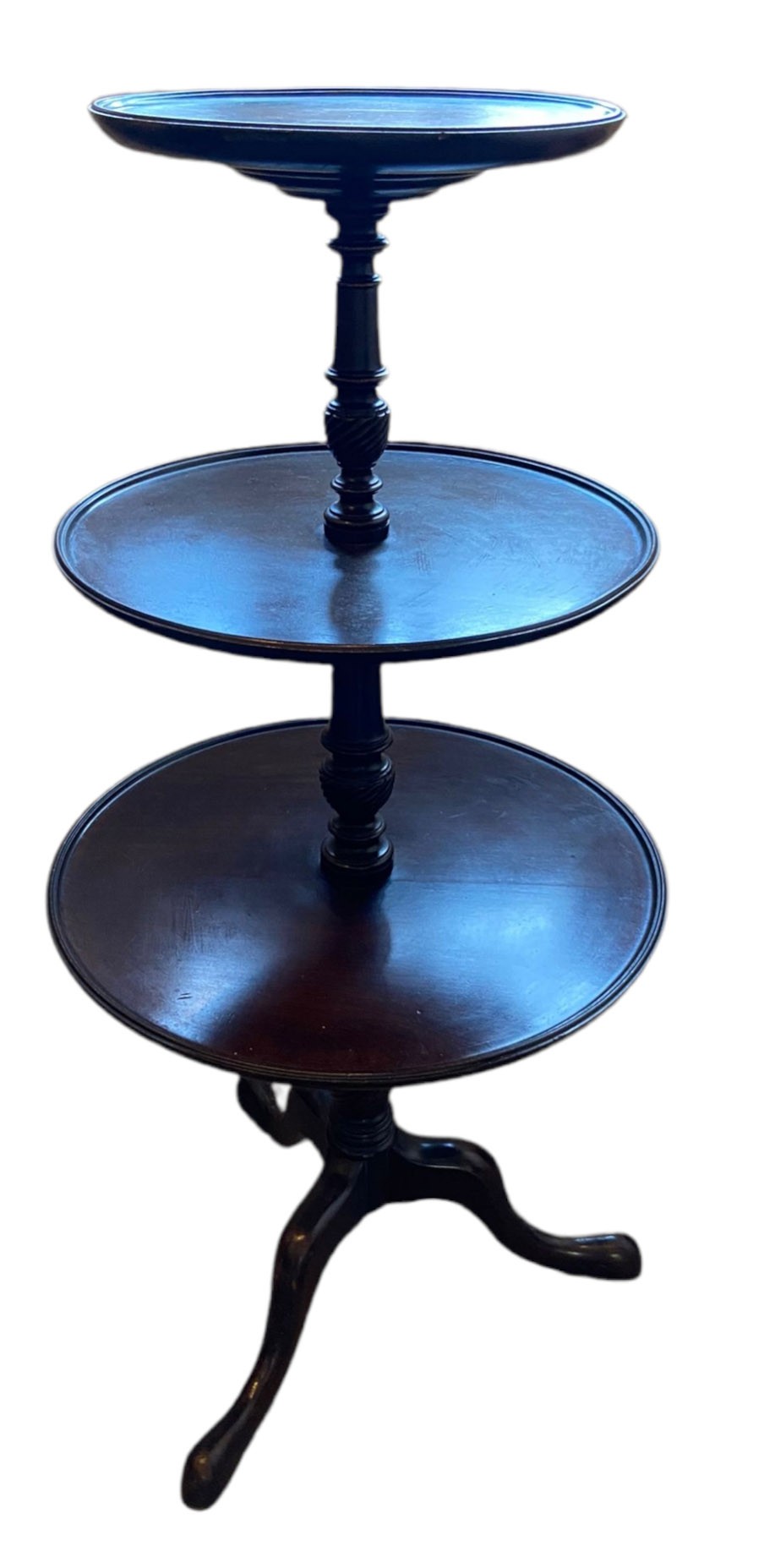 A VICTORIAN MAHOGANY THREE TIER DUMBWAITER The graduating circular dishes, on a turned column with - Bild 2 aus 2