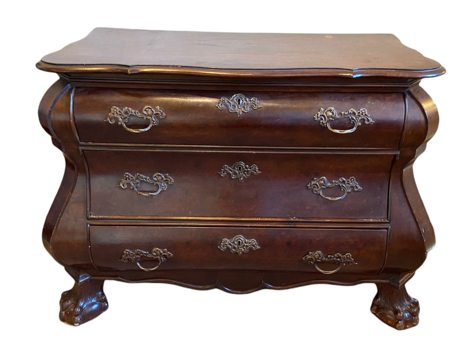 AN 18TH CENTURY STYLE DUTCH WALNUT BOMBE COMMODE With three drawers fitted with brass furniture - Bild 4 aus 4
