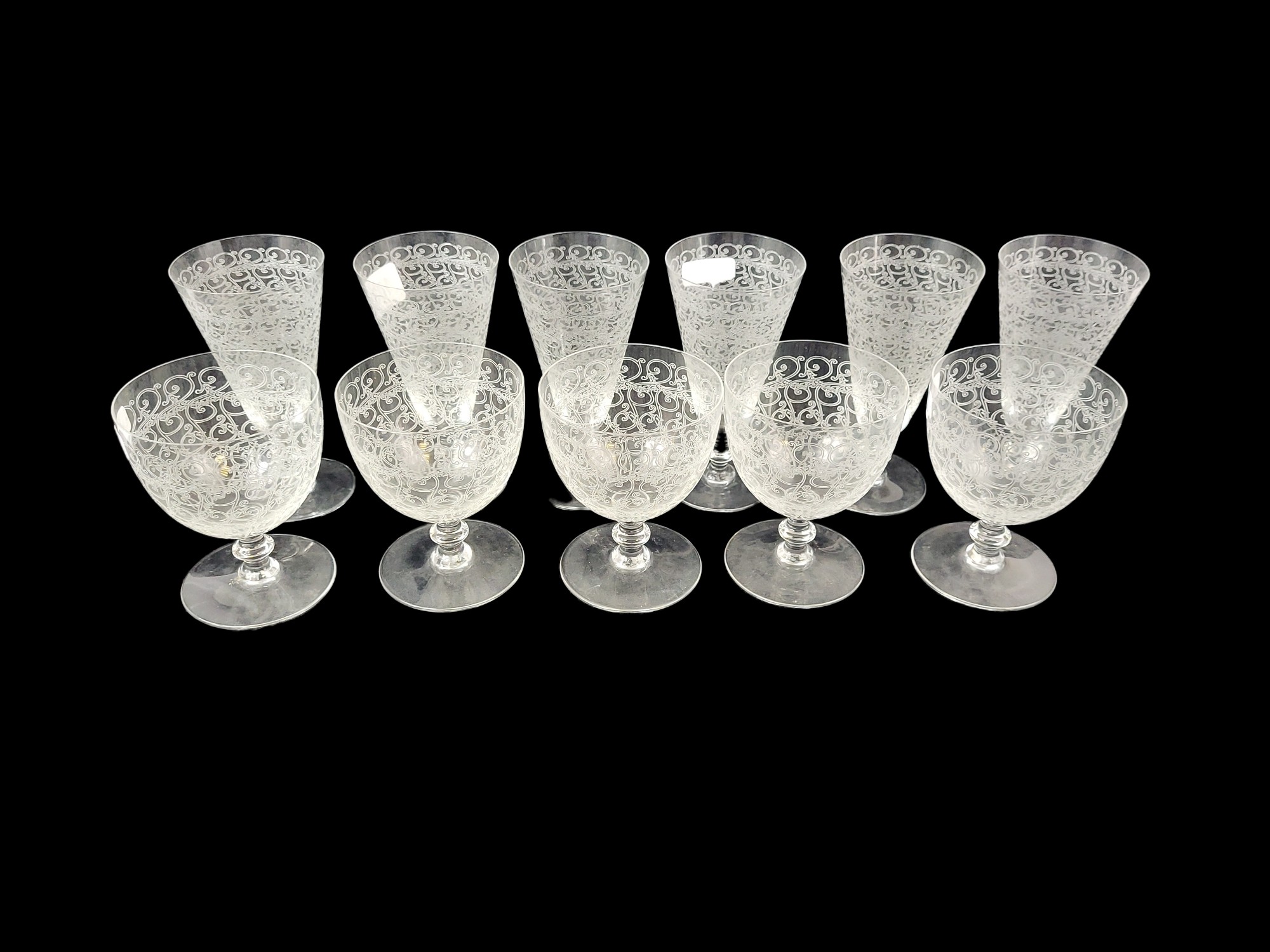 A SET OF SIX LATE 19TH/EARLY 20TH CENTURY FLUTED WINE GLASSES Engraved with scrolling foliage - Bild 2 aus 2