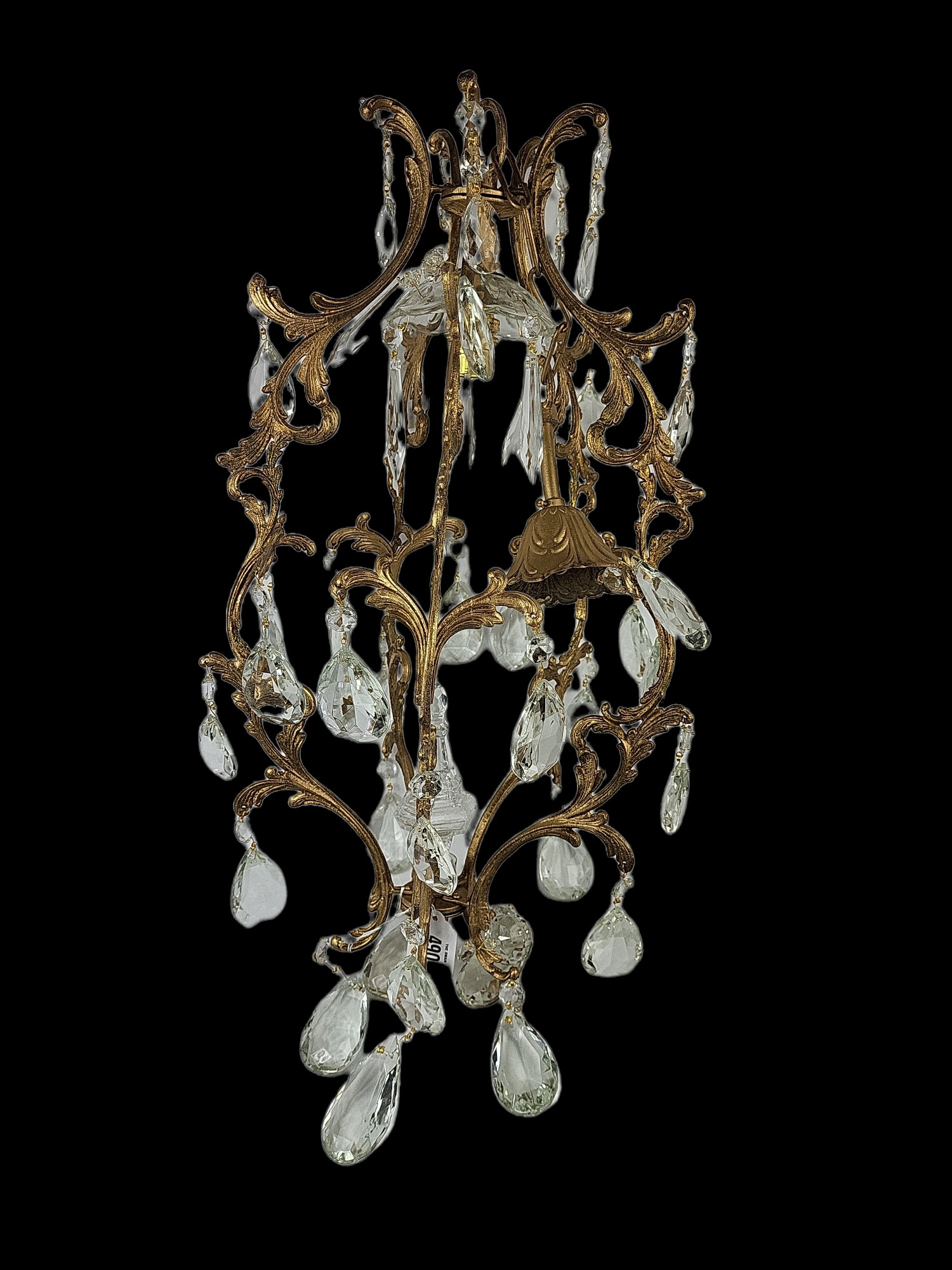 AN EARLY 20TH CENTURY GILT METAL AND CUT CRYSTAL CHANDELIER Having oval faceted drops. (approx 50cm)