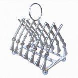 A SILVER PLATE NOVELTY HUNTING THEMED TOASTRACK. (19cm) Condition: good