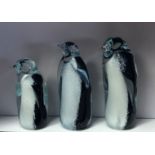 A SET OF THREE STUDIO GLASS STATUES OF PENGUINS. (10cm) Condition: good, no damage
