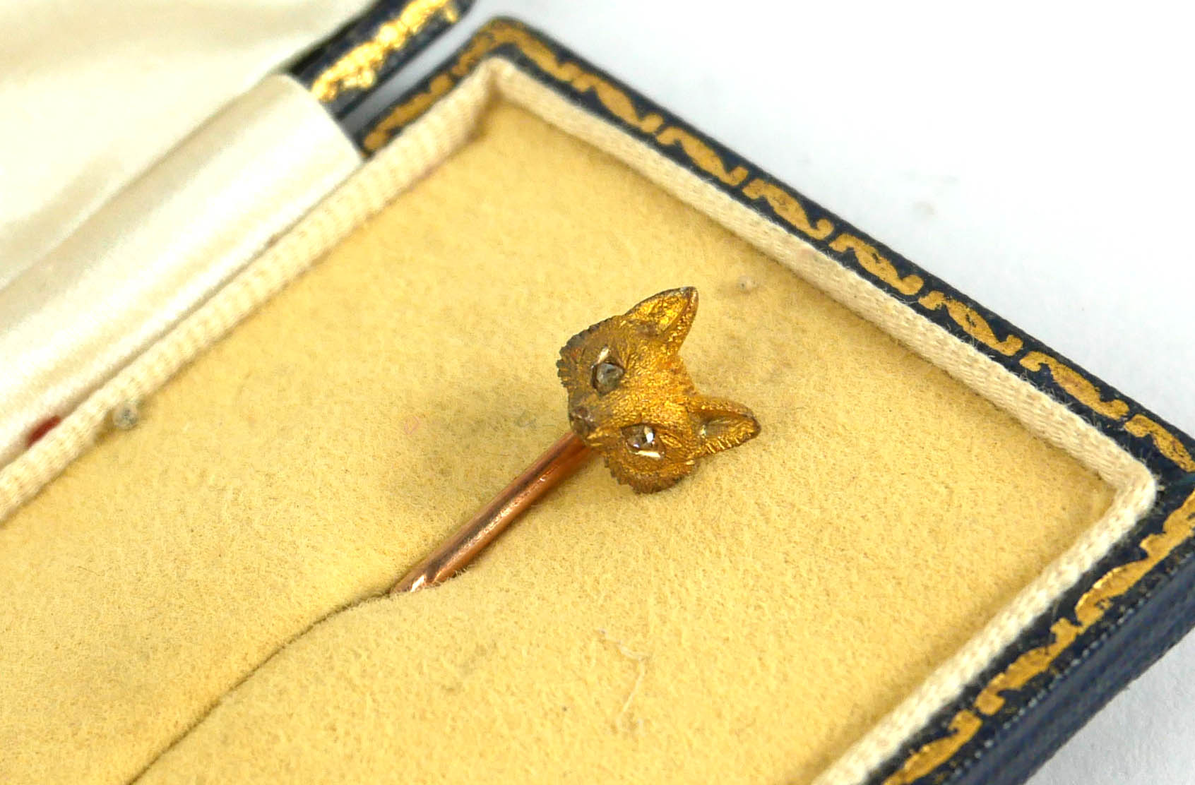 AN EARLY 20TH CENTURY YELLOW METAL AND DIAMOND FOX HEAD STICK PIN Having textured finish and diamond - Image 2 of 3