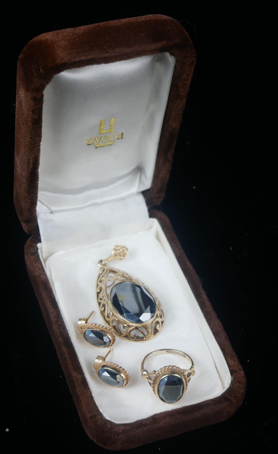 A VINTAGE 9CT GOLD AND HEMATITE THREE PIECE JEWELLERY SUITE Comprising a teardrop form pendant - Image 2 of 2