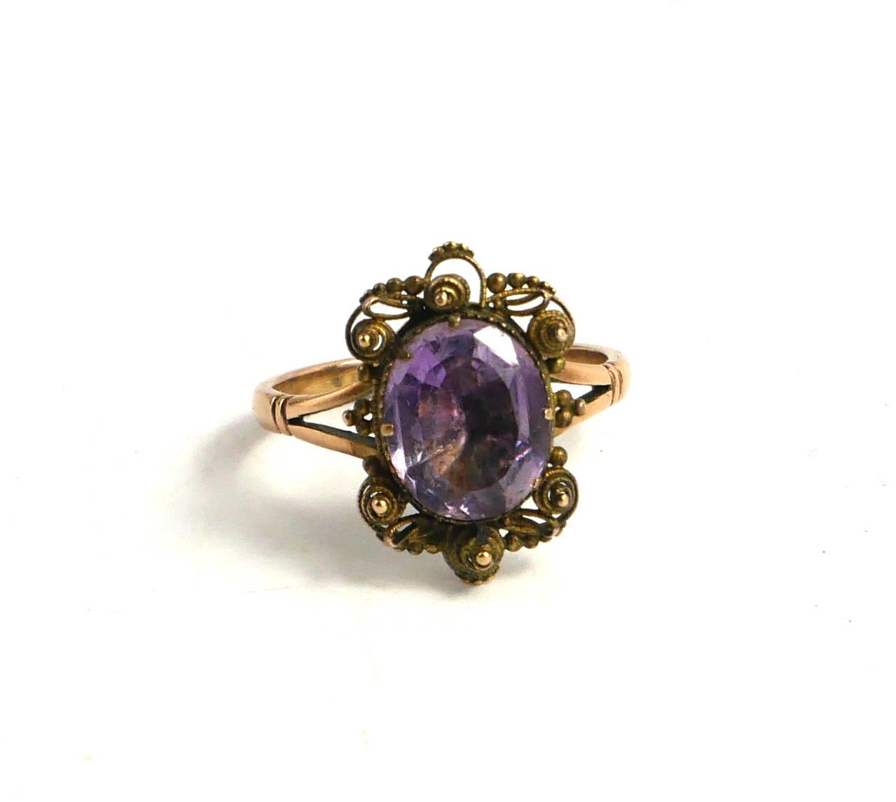AN EARLY 20TH CENTURY YELLOW METAL AND AMETHYST RING The central oval cut stone set in a filigree - Image 3 of 3