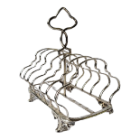 A VICTORIAN SILVER TOASTRACK Having a single carry handle, on scrolled feet. (approx 16cm, 303g)