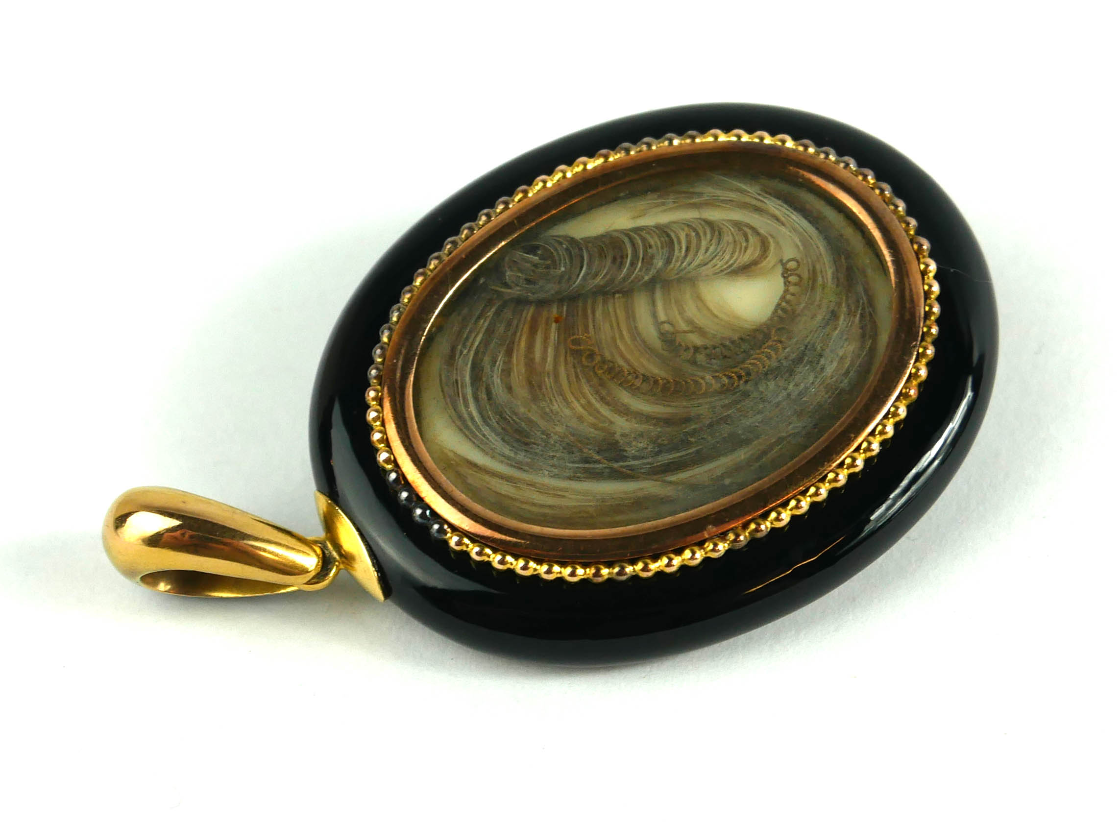 A VICTORIAN YELLOW METAL, JET AND SEED PEARL OVAL MOURNING LOCKET The starburst design to front - Image 2 of 5