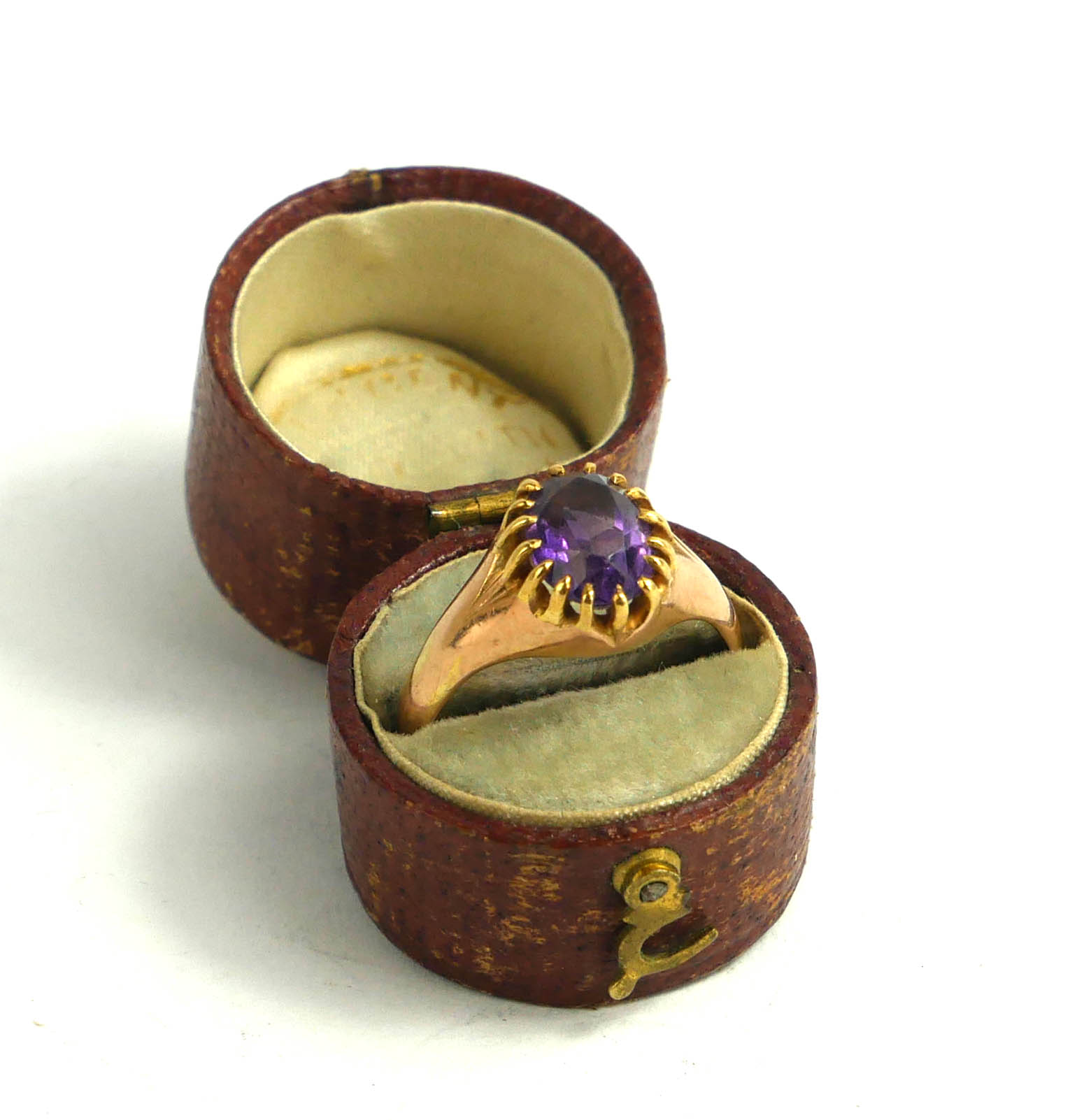 A VICTORIAN 15CT GOLD AND AMETHYST GENTS SIGNET RING The central oval cut amethyst in a claw