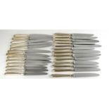 A SET OF FOURTEEN EARLY 20TH CENTURY DINNER KNIVES Reeded design to edge and stainless steel blades,