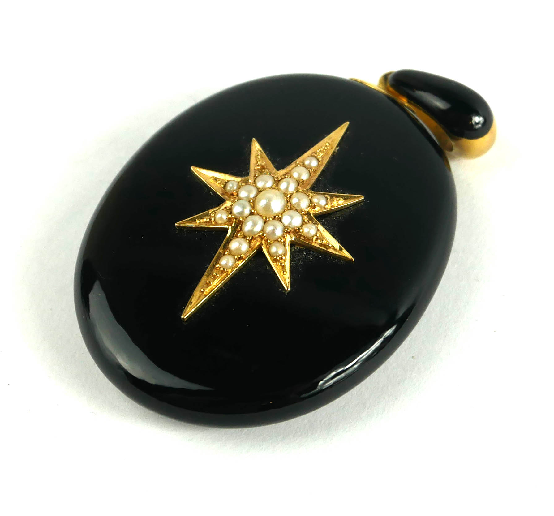 A VICTORIAN YELLOW METAL, JET AND SEED PEARL OVAL MOURNING LOCKET The starburst design to front - Image 4 of 5