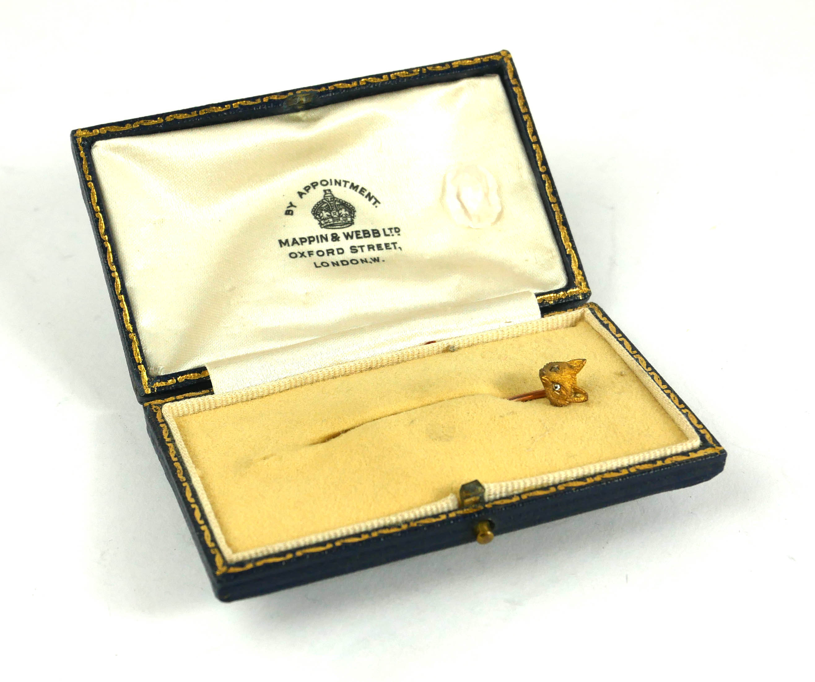 AN EARLY 20TH CENTURY YELLOW METAL AND DIAMOND FOX HEAD STICK PIN Having textured finish and diamond