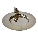 A 20TH CENTURY SILVER FIGURAL CIRCULAR PIN TRAY Mounted with a cast British bulldog, bearing