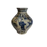 A LARGE CHINESE PORCELAIN BLUE AND WHITE OCTAGONAL VASE Decorated with hogs heads. (h 29cm)