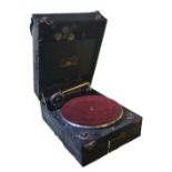AN EARLY 20TH CENTURY WIND UP PORTABLE GRAMOPHONE The single carry handle and black leatherette case