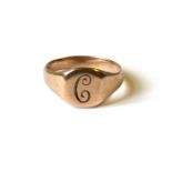 A VINTAGE GENT'S 9CT GOLD SIGNET RING Having engraved initials 'C' to table. (approx weight 4g, size