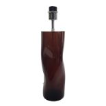 A 20TH CENTURY DARK AMBER GLAZED HAND BLOWN GLASS FREE FORM CYLINDRICAL TABLE TOP LAMP BASE Having