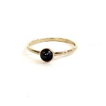 A VINTAGE 9CT GOLD AND SOLITAIRE HEMATITE RING Having a single cabochon cut stone. (approx weighs