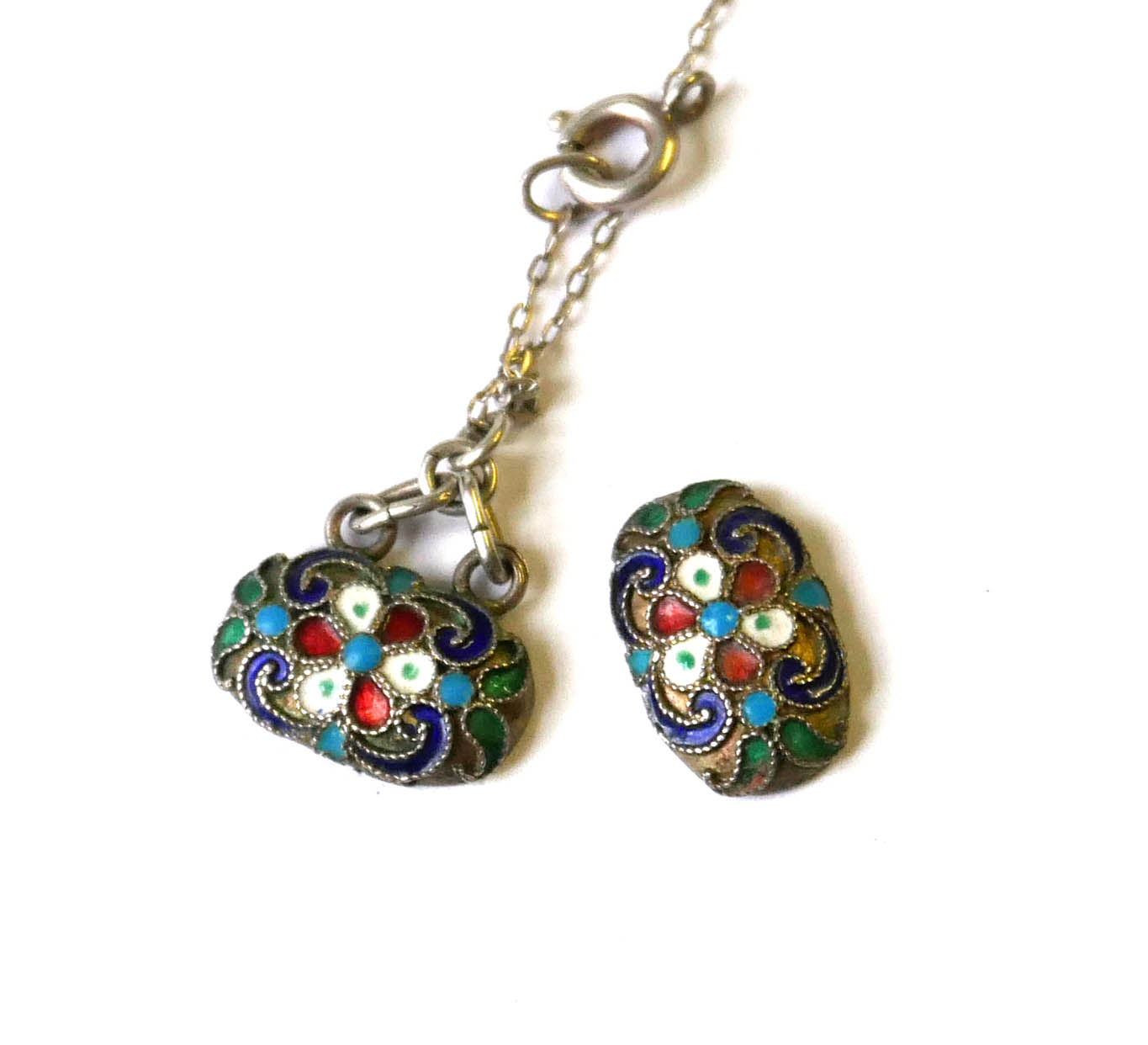 A STERLING SILVER AND ENAMEL RUSSIAN DESIGN PENDANT NECKLACE Oval links with scrolled enamel