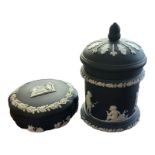 A VINTAGE WEDGWOOD BLACK JASPERWARE TOBACCO JAR AND TRINKET BOX Complete with inner pressing lid. (h