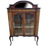 AN EARLY 20TH CENTURY MAHOGANY AND MARQUETRY INLAID DISPLAY CABINET With a mirrored shelf above