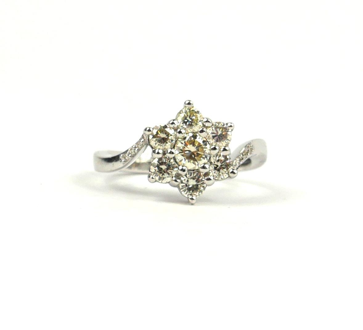 AN 18CT WHITE GOLD DIAMOND DAISY CLUSTER RING. (Approx 1.00ct) - Image 5 of 5