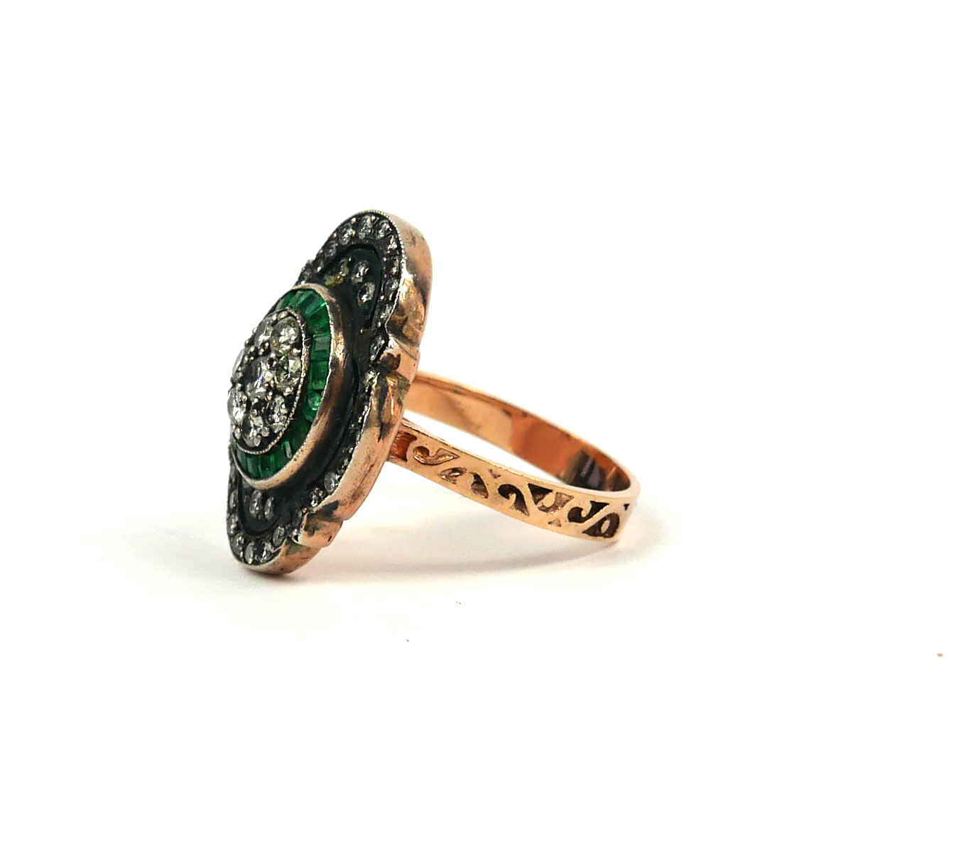 A VINTAGE STYLE 8CT ROSE GOLD (SILVER TOP) RING set with round diamonds and emeralds. - Image 2 of 3