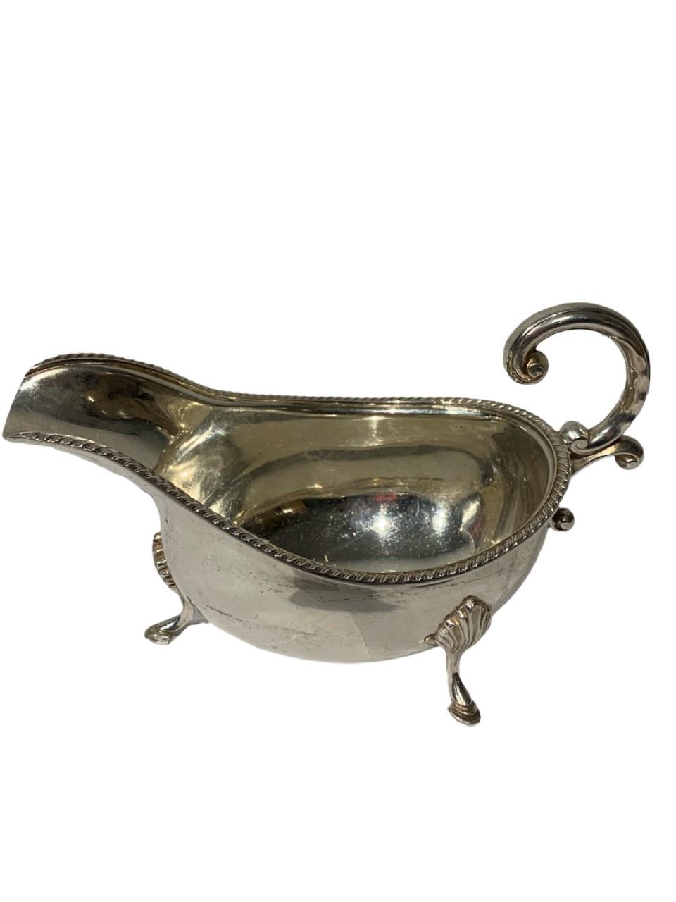 LGS, A SILVER SAUCE BOAT RAISED UPON THREE SPADED FOOT LEGS, LONDON, 1976. (10.3cm x 7.5cm, 219.7g)