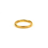 A VINTAGE PLAIN 22CT GOLD WEDDING RING. (UK size O, 3.5g)