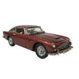 A DANBURY MINT DIECAST MODEL OF A 1964 ASTON MARTIN DB5, 1:24 SCALE.