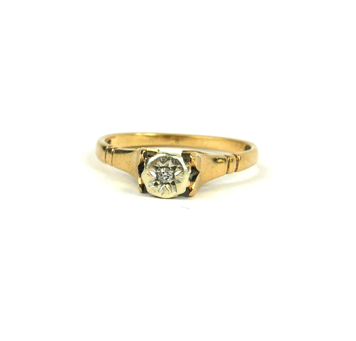 A 9CT GOLD AND DIAMOND GYPSY SET RING. (UK size N, 2.1g)