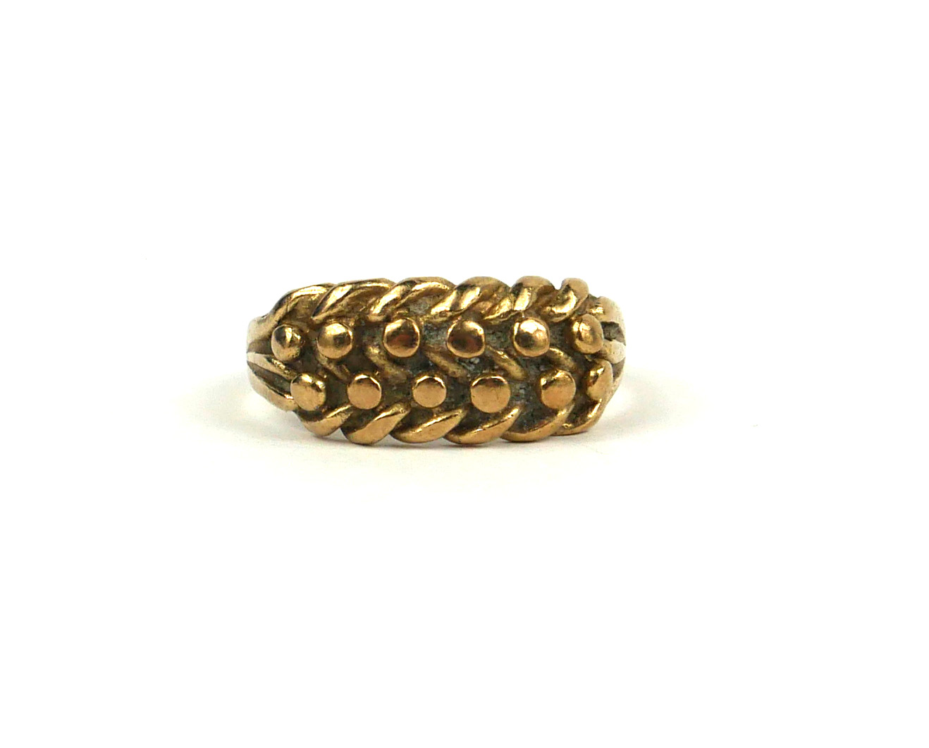 A 9CT GOLD WHEATSHEAF RING. (UK size N, 3.2g)