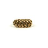 A 9CT GOLD WHEATSHEAF RING. (UK size N, 3.2g)