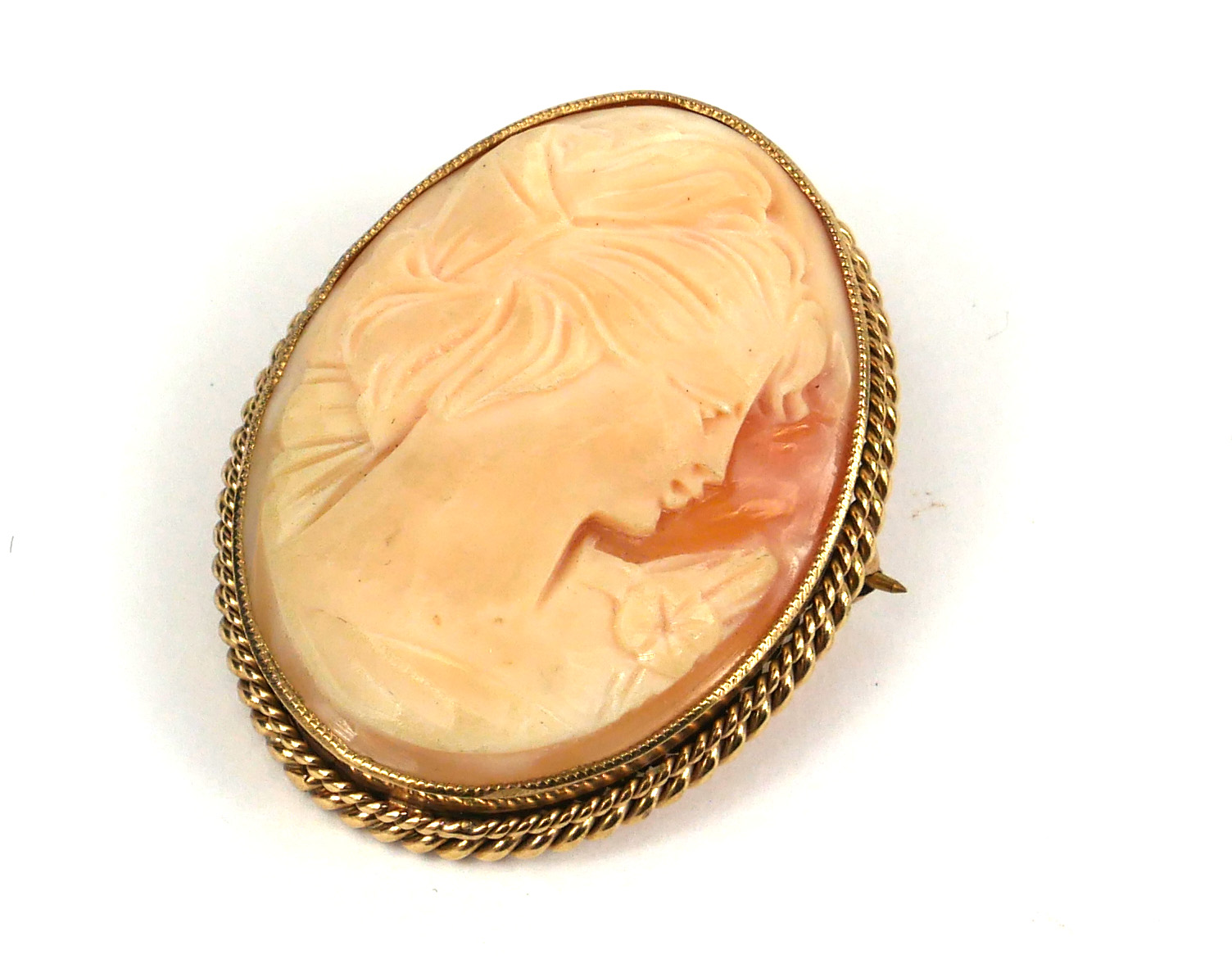 A 9CT YELLOW GOLD CAMEO BROOCH.