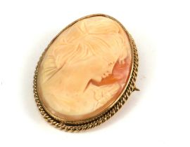 A 9CT YELLOW GOLD CAMEO BROOCH.
