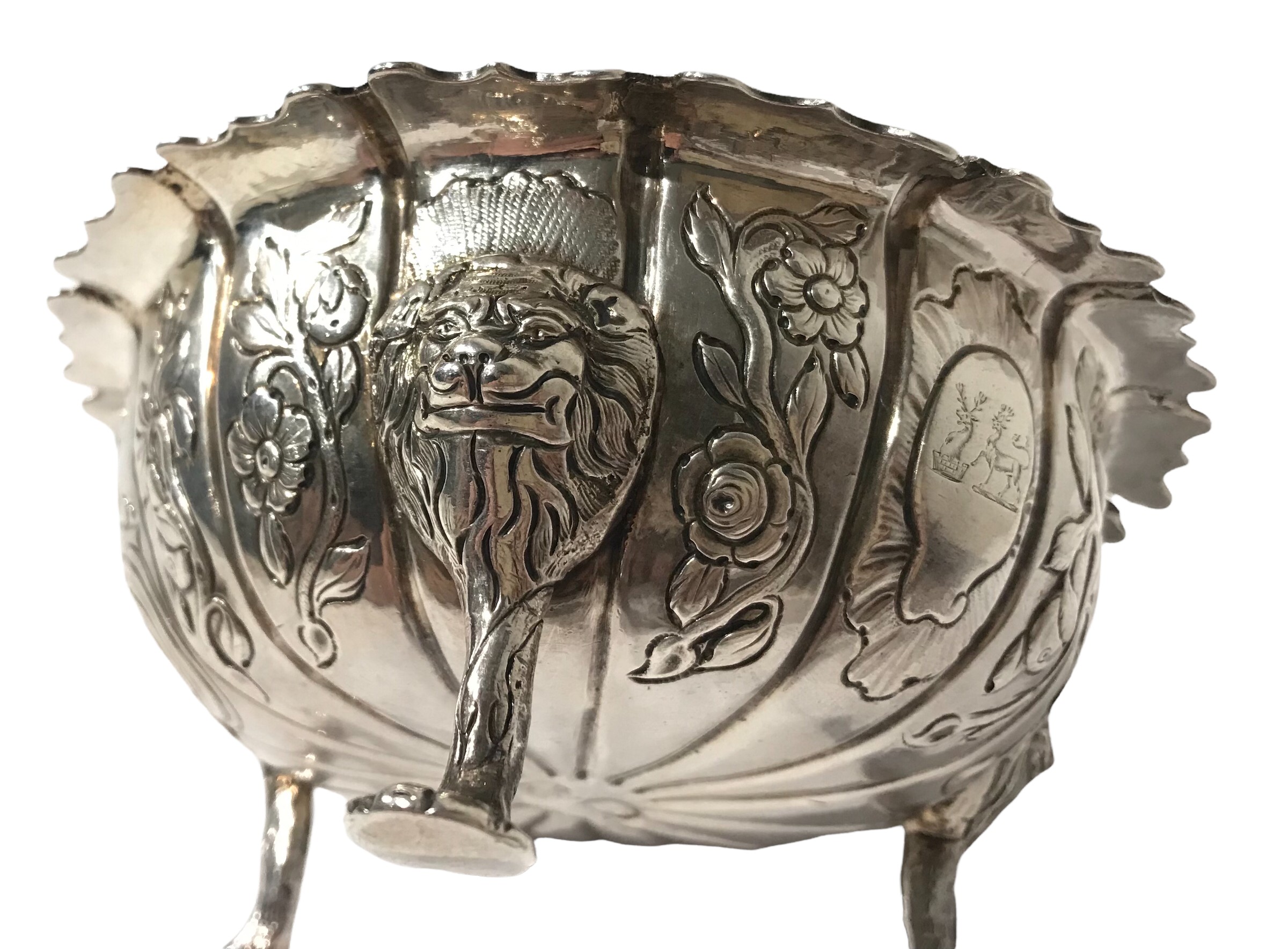 WILLIAM THOMPSON, GEORGE III IRISH SILVER SUGAR BOWL Having decorative incised and repoussé work - Image 4 of 6