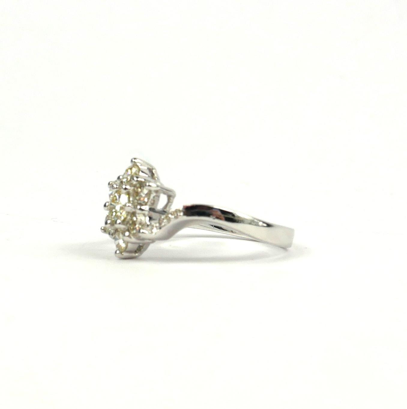 AN 18CT WHITE GOLD DIAMOND DAISY CLUSTER RING. (Approx 1.00ct) - Image 3 of 5