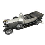 A FRANKLIN MINT DIECAST MODEL OF A 1925 ROLLS-ROYCE SILVER GHOST TOURER, 1:24 SCALE.