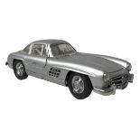 A FRANKLIN MINT DIECAST MODEL OF A 1954 MERCEDES-BENZ 300 SL, 1:24 SCALE.
