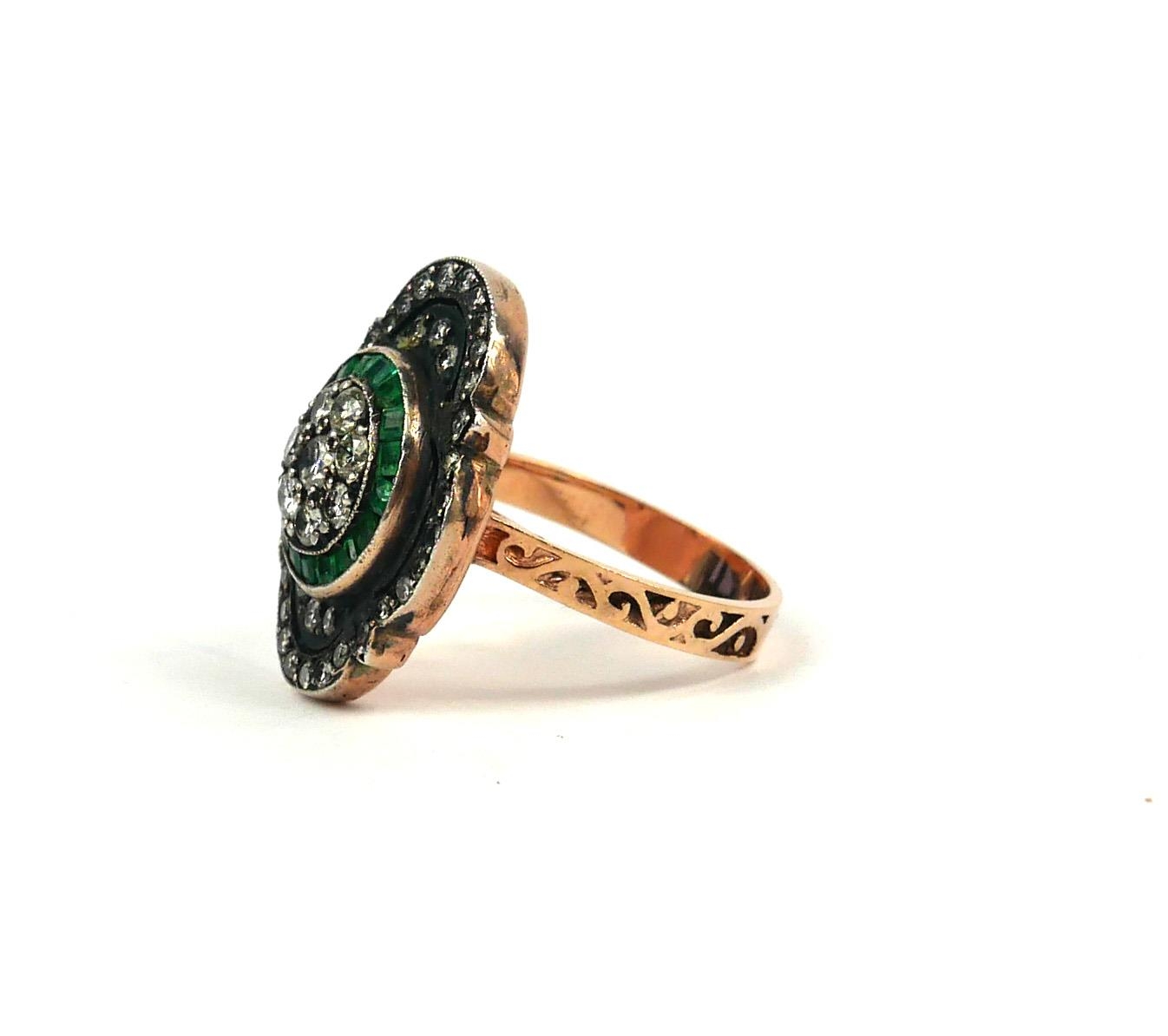 A VINTAGE STYLE 8CT ROSE GOLD (SILVER TOP) RING set with round diamonds and emeralds. - Image 3 of 3