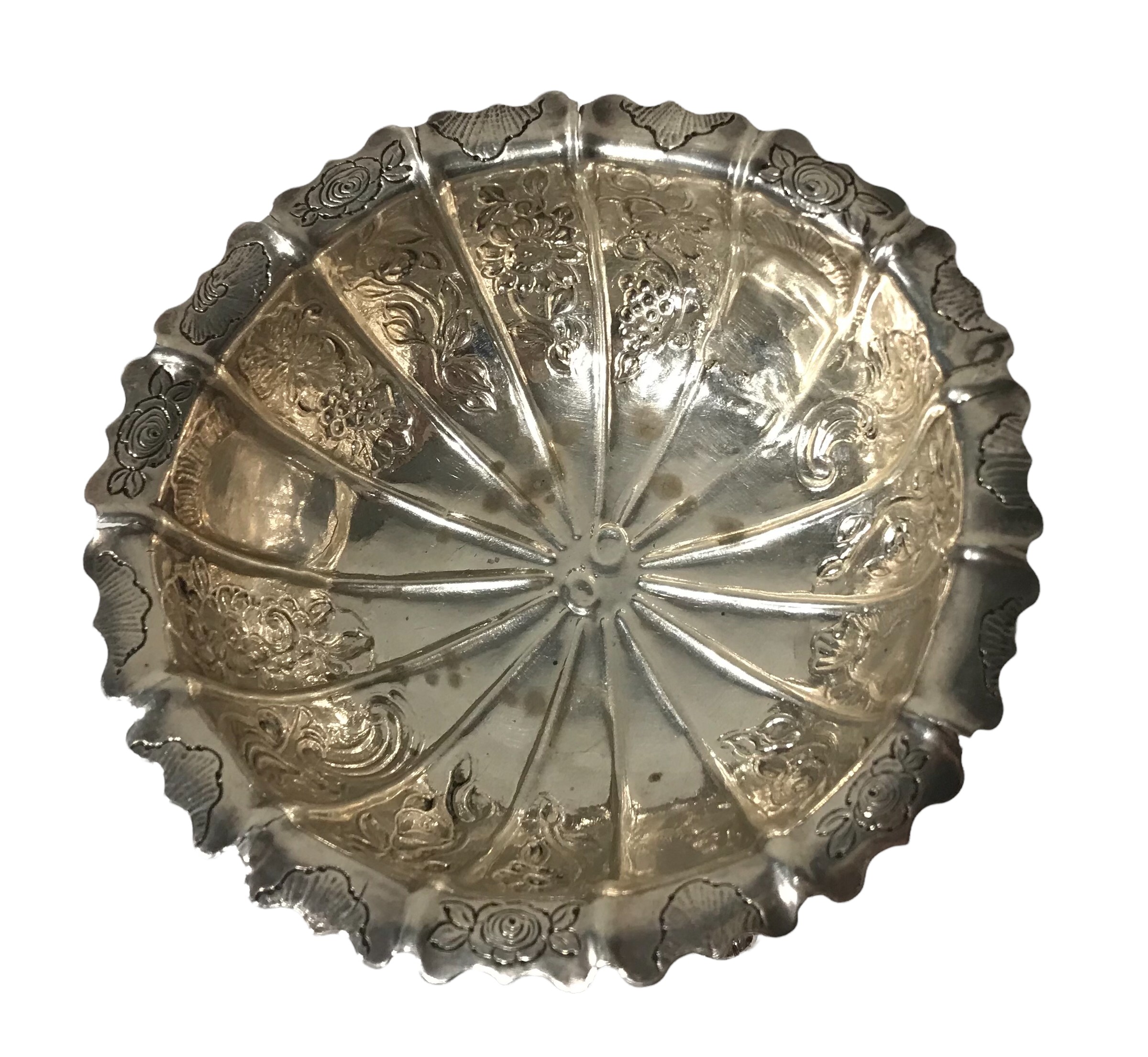 WILLIAM THOMPSON, GEORGE III IRISH SILVER SUGAR BOWL Having decorative incised and repoussé work - Image 2 of 6