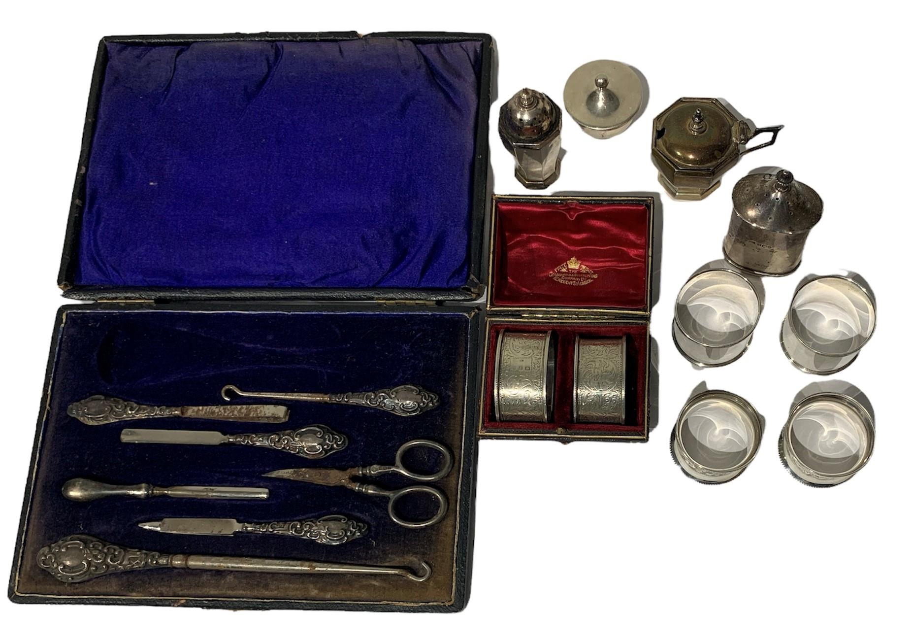 A COLLECTION OF SILVER TO INCLUDE PEPPERETTES, MUSTARD POT, NAPKIN RINGS ETC Makers include Henry