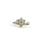 AN 18CT WHITE GOLD DIAMOND DAISY CLUSTER RING. (Approx 1.00ct)