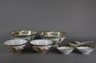 A pair of Chinese Canton porcelain cabinet bowls and a dinner set, 20th century. D: 18.5cm Cabinet